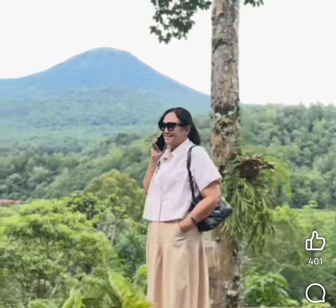 TERKESIMA: Ny Anik saat menikmati pesona alam Tomohon yang terkenal dengan udara sejuk, panorama pegunungan yang indah di Cafe Kaimeya. Dok istimewa