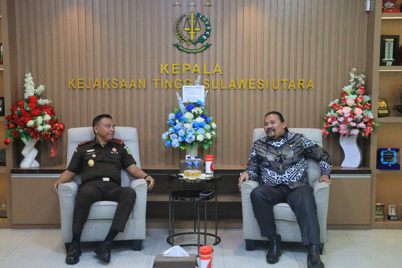AKRAB: Martin Daniel Tumbelaka (kanan) saat bersua dengan Kajati Sulut Jacob Hendrik Pattipeilohy SH MH . Dok istimewa