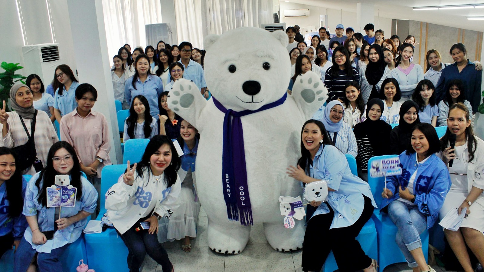 Ekayani Go (Associate Marketing Director PT Softex Indonesia) dan Rani Wijaya (Corporate Communications GM Alfamart) berpose bersama maskot Beary dalam peluncuran kampanye