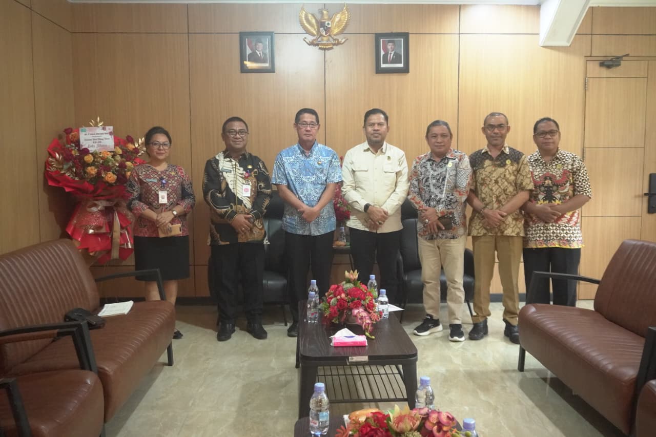 Kepala Kantor Kemenag Kota Bitung H Yahya W Pasiak bersama jajaran audiensi dengan Wali Kota Bitung Hengky Honandar.(Dok Istimewa)