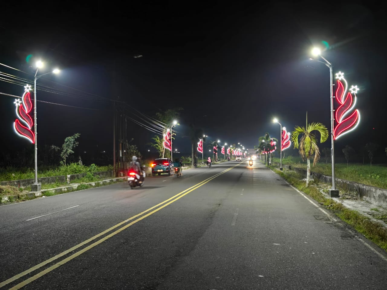 MENAWAN: Ruasn Boulevard Tondano yang diperindah dengan penerangan jalan dan lampu hias.