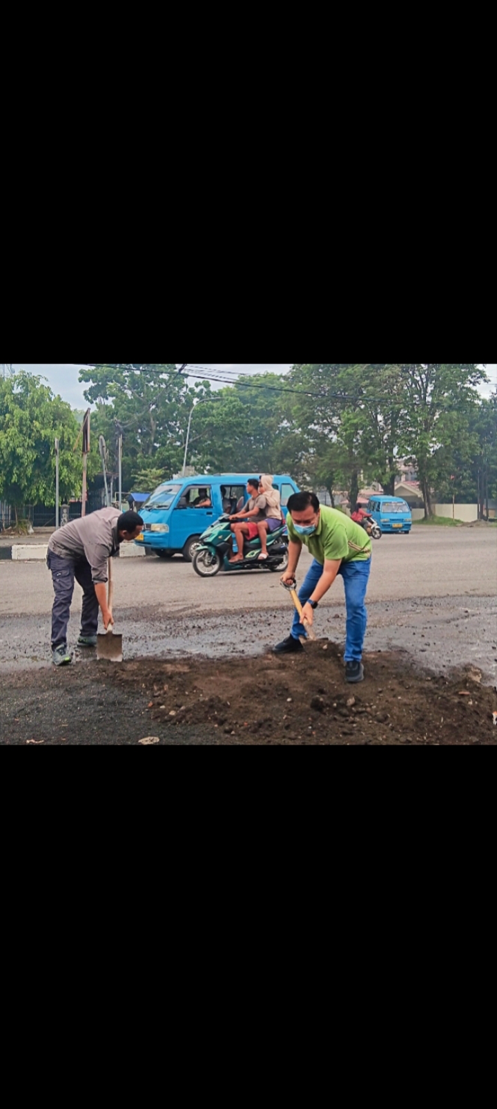 Kabag Prokopim Setda Kota Bitung Altin Tumengkol bersama jajaran saat melaksanakan kerja bakti.(Dok Istimewa)
