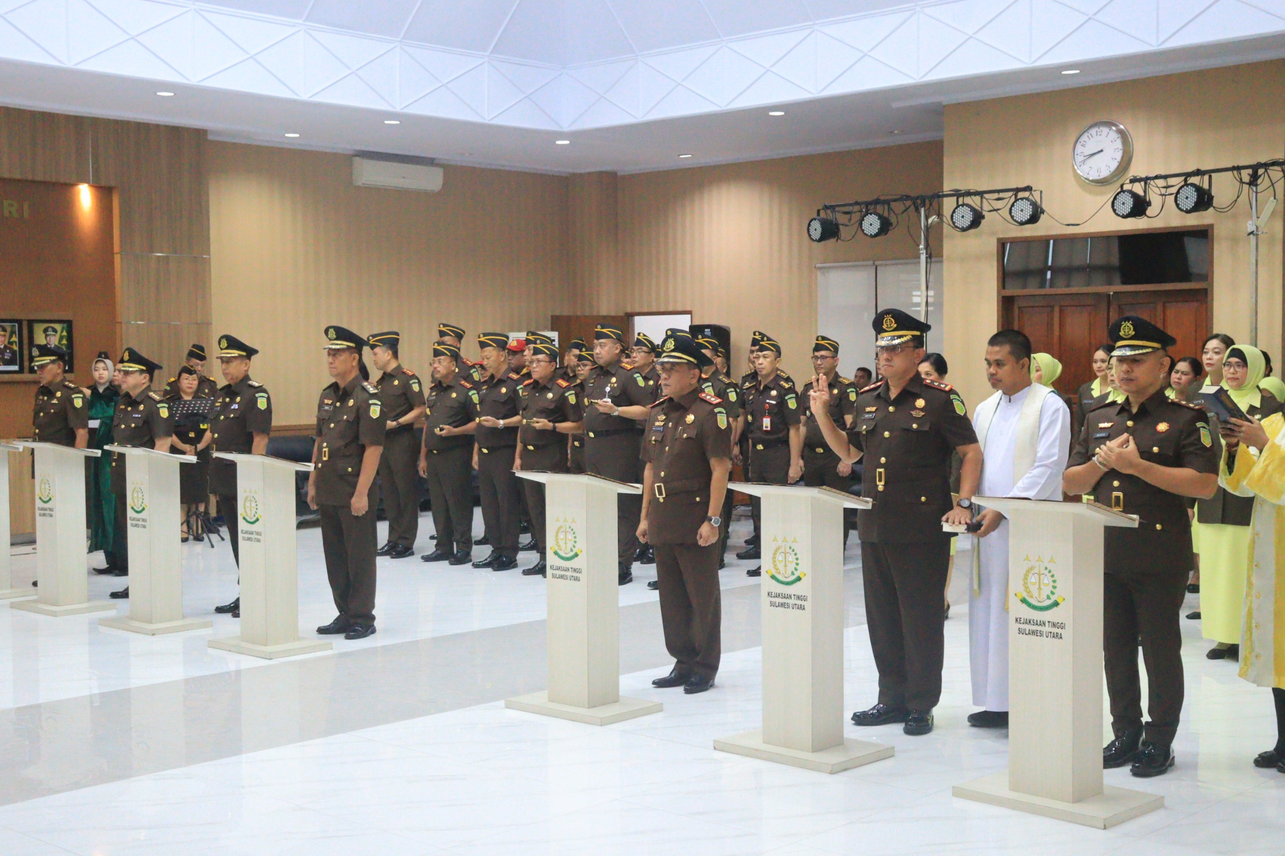 Kepala Kejaksaan Tinggi (Kajati) Sulawesi Utara, Jacob Hendrik Pattipeilohy, S.H., M.H., memimpin upacara pelantikan dan pengambilan sumpah jabatan