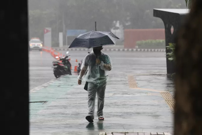 Pengendara sepeda motor melintas saat hujan turun di kawasan Jalan Asia Afrika, Senayan, Jakarta