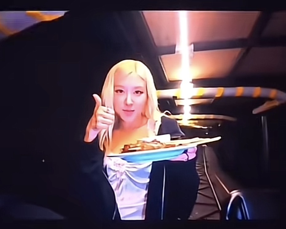 Momen Rose makan sate di konser BLACKPINK di Jakarta