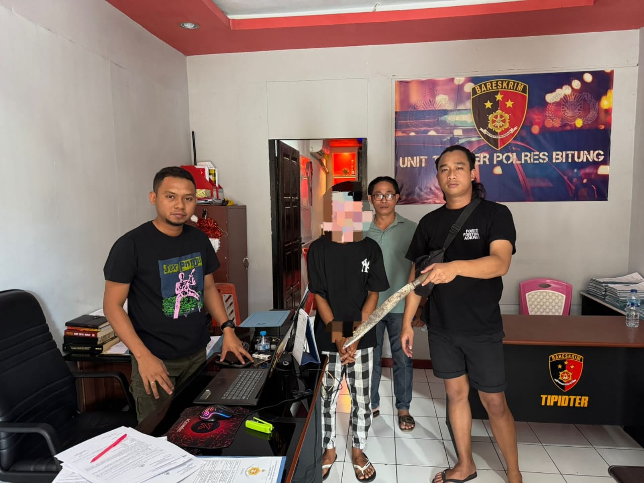 Pelaku bersama barang bukti sajam jenis parang diamankan di Mapolres Bitung.(Dok Istimewa)