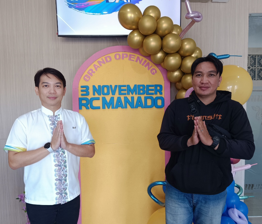 Regional Center Head BAF Manado Yohanes Ricky saat melayani langsung BAF Friends