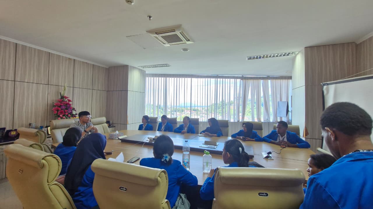 Diskusi tentang perencanaan kerja selama magang antara pihak Manado Post dan Mahasiswa Poltekkes Manado