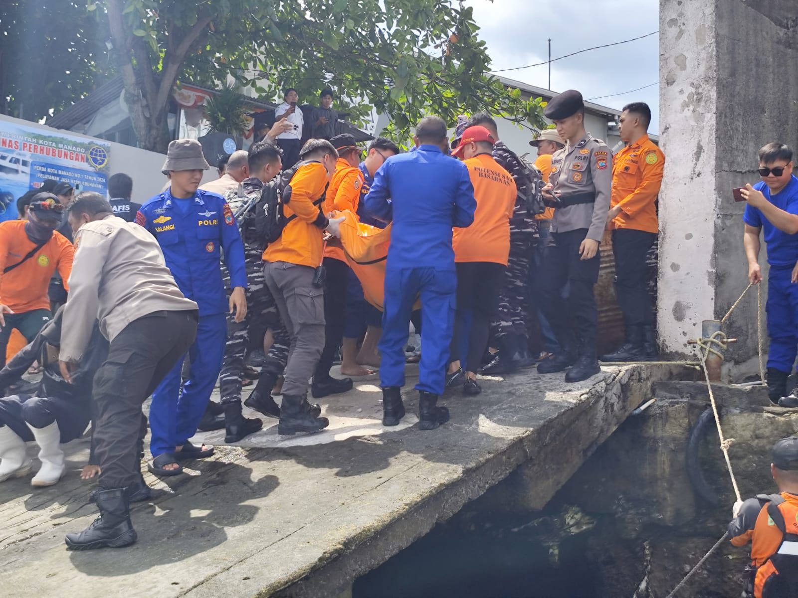korban yang ditemukan atas nama Ridwan Tola (24), alamat Pakowa. Ditemukan oleh Tim Selam Ditpolairud Polda Sulut