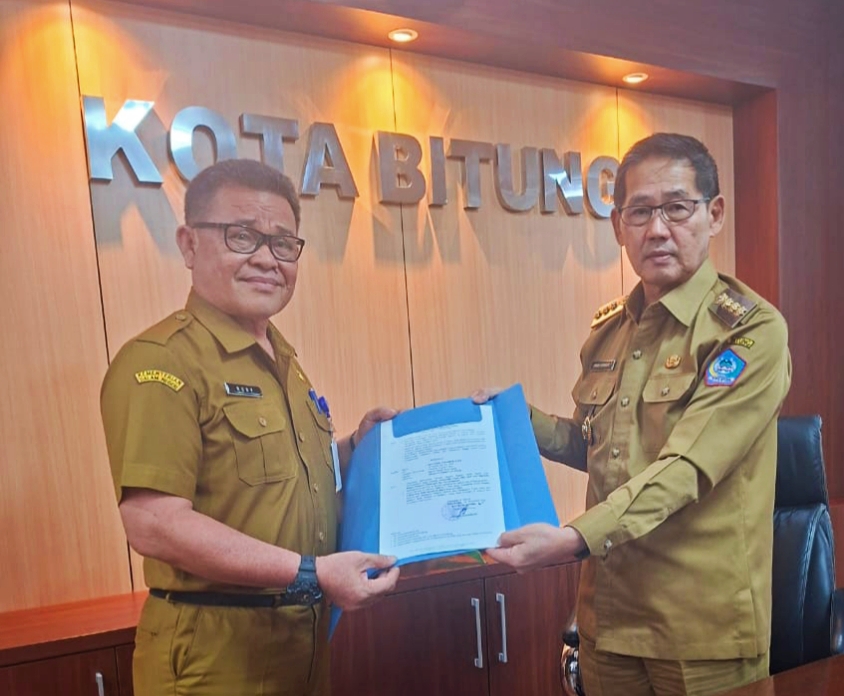 Wali Kota Bitung Hengky Honandar menyerahkan langsung SK Plt Staf Ahli Wali Kota Bidang Ekonomi Keuangan dan Pembangunan kepada Rudij Ponamon.(Dok Istimewa)