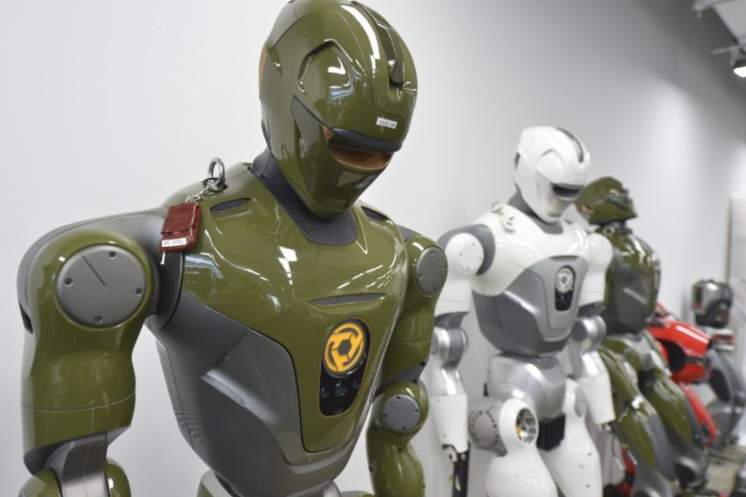 Robot humanoid bermain sepak bola dan berlatih tinju di gerai robot 6S Shenzhen China selatan 2025 (Manadopost)