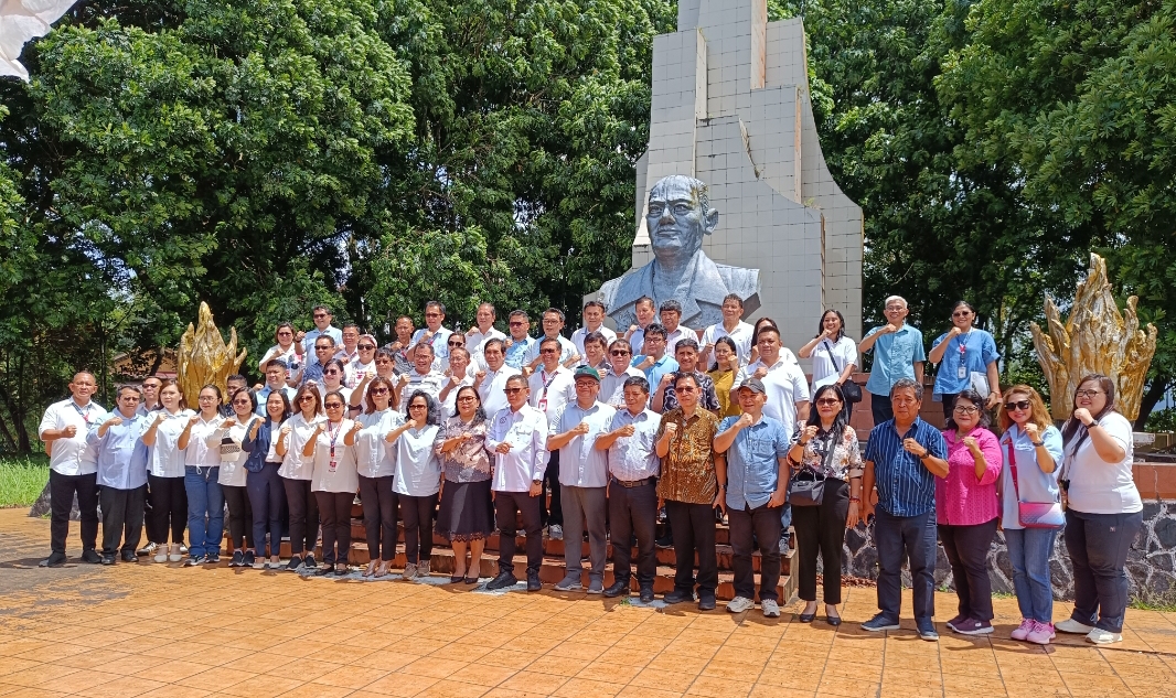 Civitas akademika Universitas Sam Ratulangi Manado saat ziarah ke makan Pahlawan Nasional DR Sam Ratulangi di Tondano