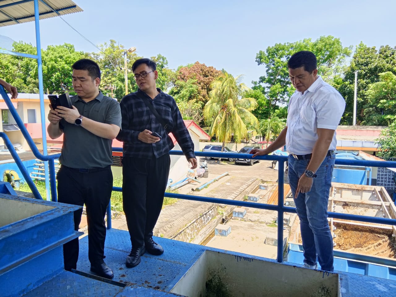 Investor China mengunjungi IPA Pinokalan didampingi Direktur Perumda Air Minum Duasudara Bitung Alfred Salindedo.(Franky Sumaraw/MP)