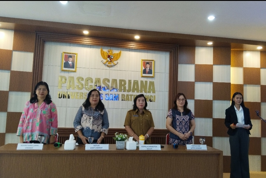 Ketua Dharma Wanita Persatuan Unsrat: Dr. Ir. Ockstan Kalesaran, MSi (Batik biru krem) sebagai penyelenggara, dan Ibu Dr. Indri S. Manembu, SIK, MSi sebagai host acara (batik biru tua krem).