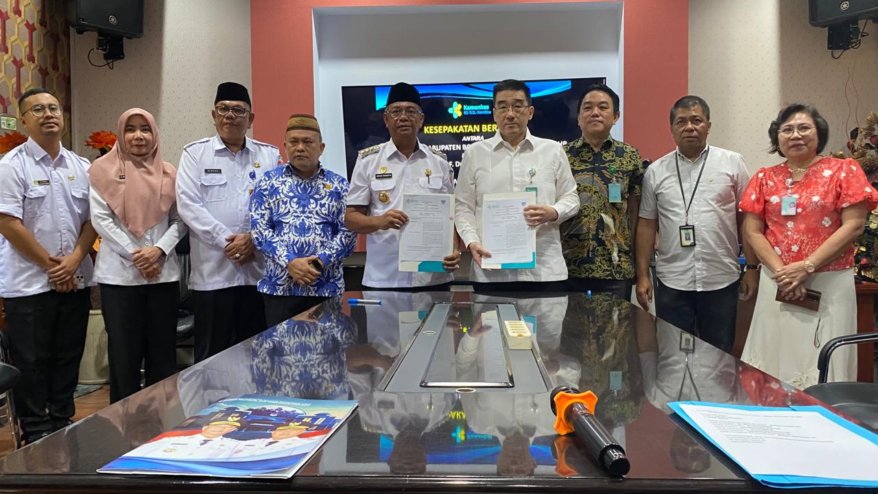 Penandatanganan MoU antara RSUP Kandou dengan Pemkab Boltim, Rabu (5/11).