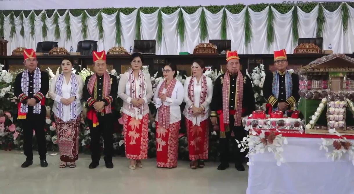 Pimpinan DPRD bersama Bupati dan Wakil Bupati dalam momen HUT Minahasa ke 597 di rapat paripurna, Rabu (5/11) di Wale Ne Tou Tondano.