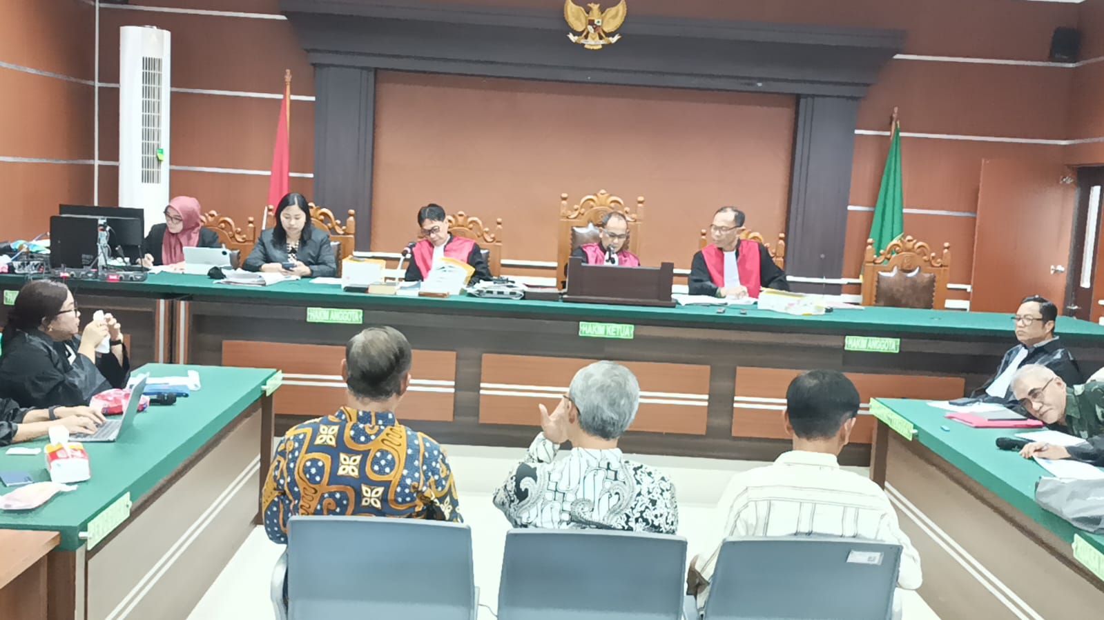 MENGERUCUT: Persidangan kasus hibah GMIM dengan menghadirkan 3 ahli salah satunya mantan Wakil Ketua KPK RI