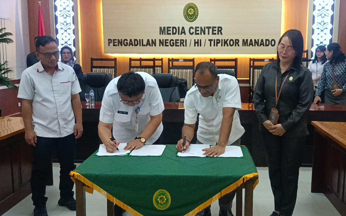 Penandatanganan kerja sama dan Sosialisasikan Aplikasi Pengiriman Salinan Putusan antar Pengadilan Negeri Manado dan Disdukcapil Kota Manado, Rabu (5/11)