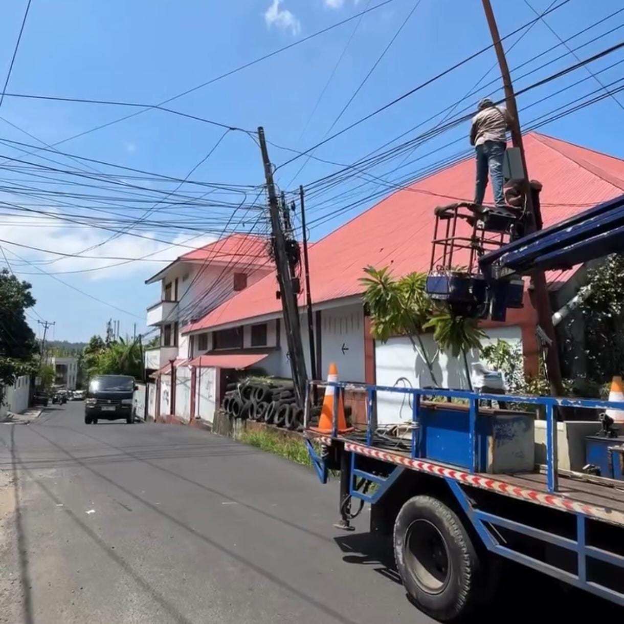 Tim Diskominfo Manado bersama Pemerintah Kelurahan Batukota saat memasang CCTV di dua titik, Rabu (5/11)