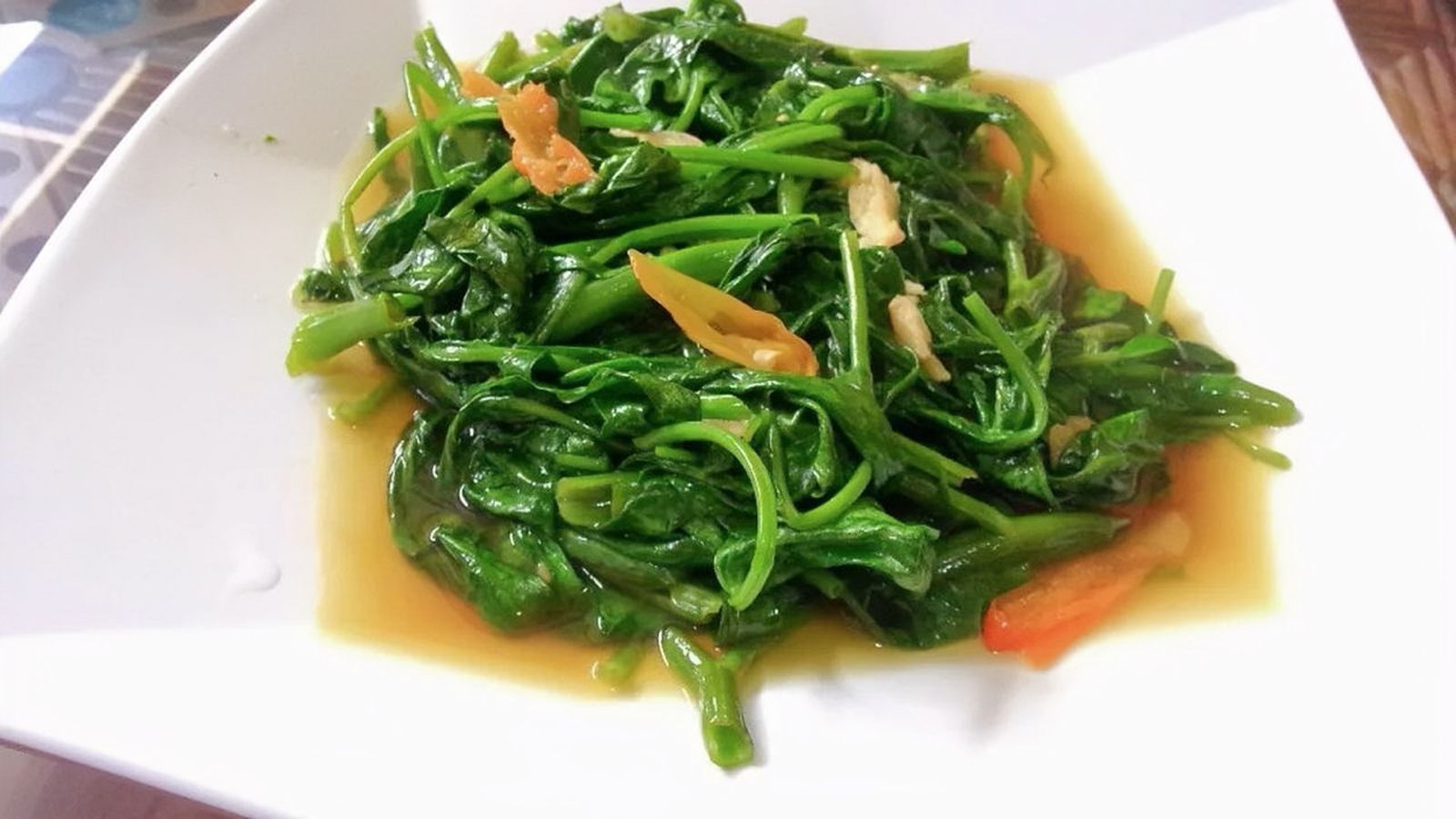 Rahasia dapur restoran yang jarang dibagikan, bikin kangkung tetap hijau dan renyah!