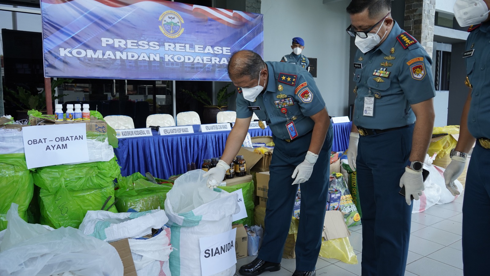 Dankodaeral VIII Laksda TNI Dery Triesananto Suhendi didampingi Wadan Kodaeral VIII, Asintel Dankodaeral VIII, Dansatrol dan Kadiskum Kodaeral VIII, Kepala Kantor Bea Cukai Manado serta pihak terkait.
