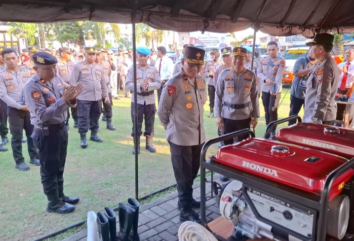 Wakapolda Sulut Brigjen Pol Awi Setiyono meninjau langsung kesiapan tanggap darurat bencana di Polres Bitung.(Dok Istimewa)