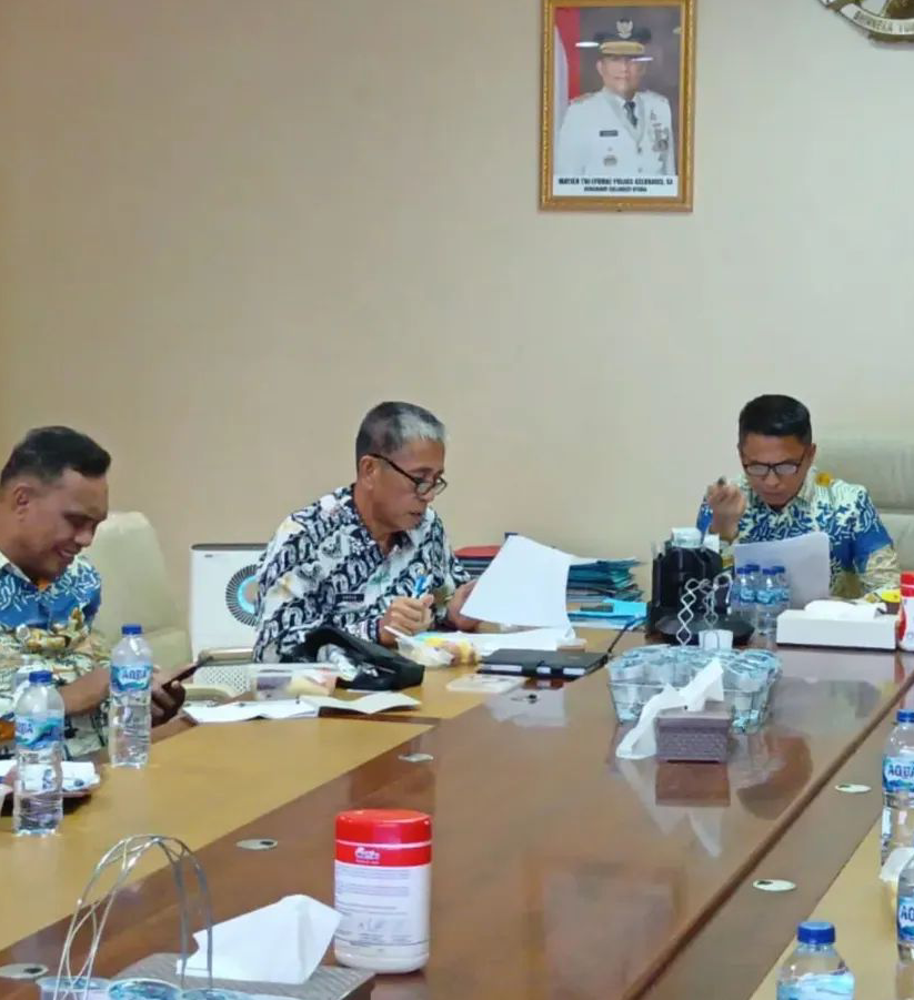 Penjabat Sekprov Tahlis Gallang saat memimpin rapat koordinasi terkait pembangunan kependudukan.