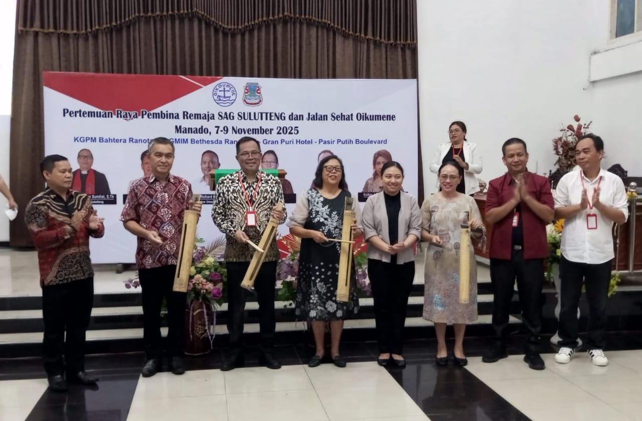 Pembukaan Pertemuan Raya Pembina Remaja SAG Sulutteng dan Jalan Sehat Oikumene di KGPM Bahtera Ranotana, Jumat (7/11)