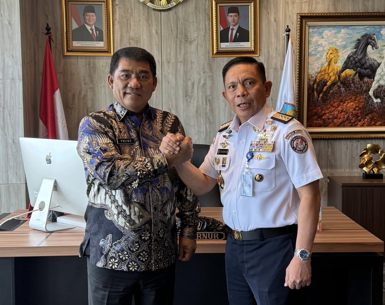 Gubernur Sulut Yulius Selvanus bersama Kepala Badan Keamanan Laut Republik Indonesia Laksdya TNI Irvansyah.