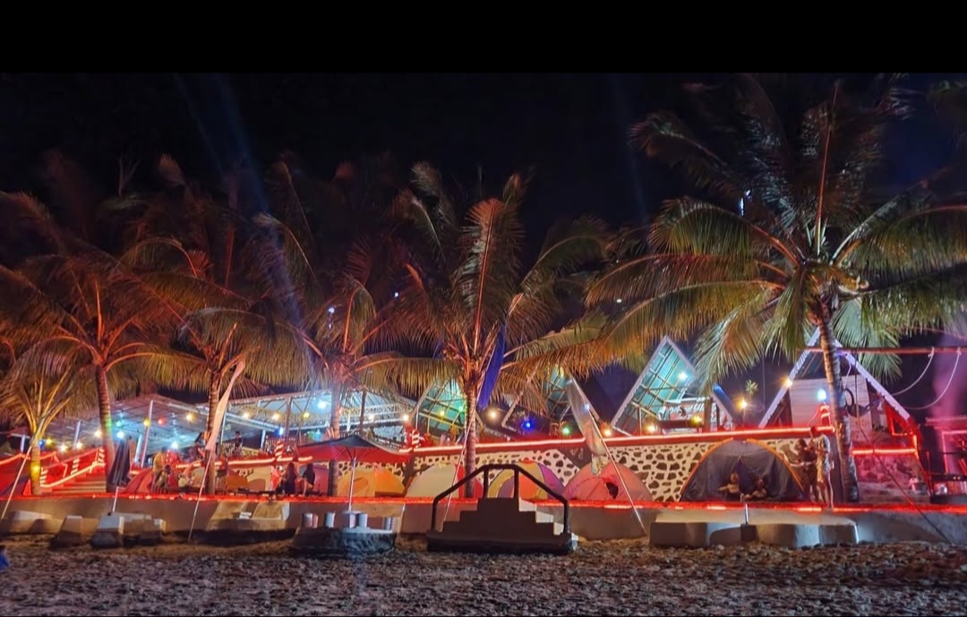 Suasana Indo Beach Lalumpe saat malam hari