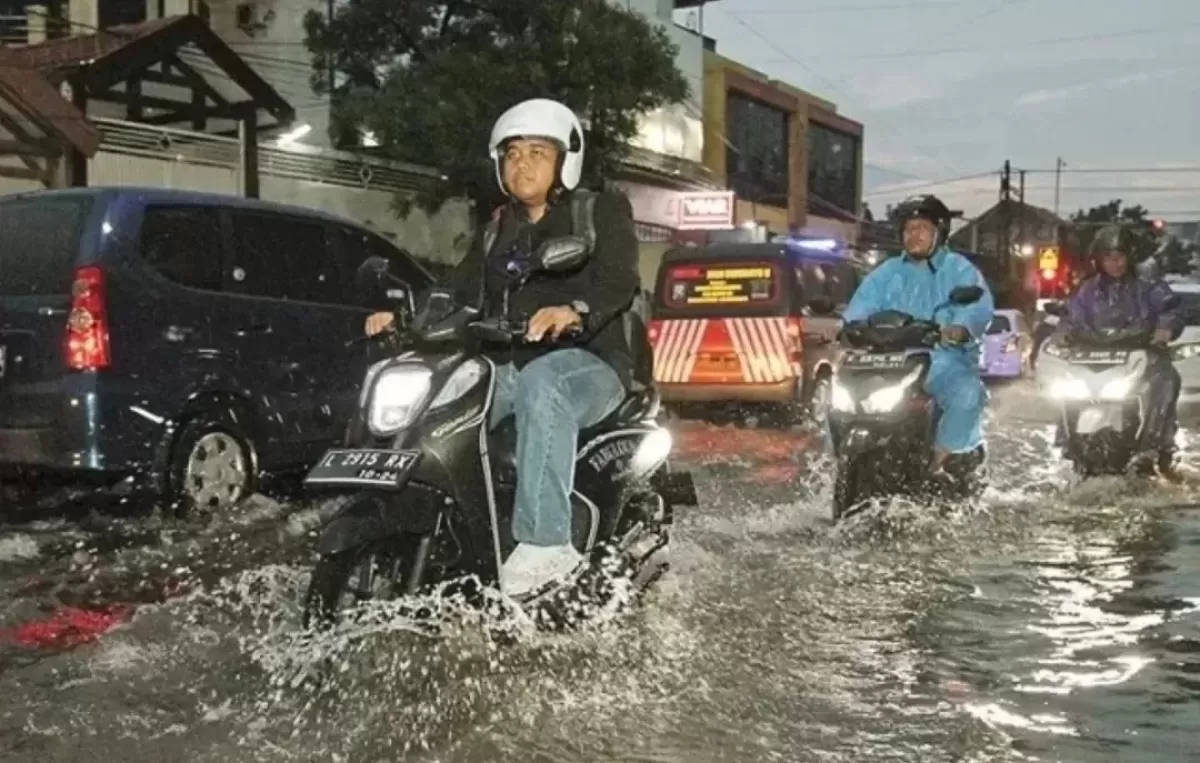 Warga Surabaya harus waspadai cuaca ekstrem yang bisa mengakibatkan banjir di beberapa wilayah. (Dokumentasi Jawa Pos/Dony)