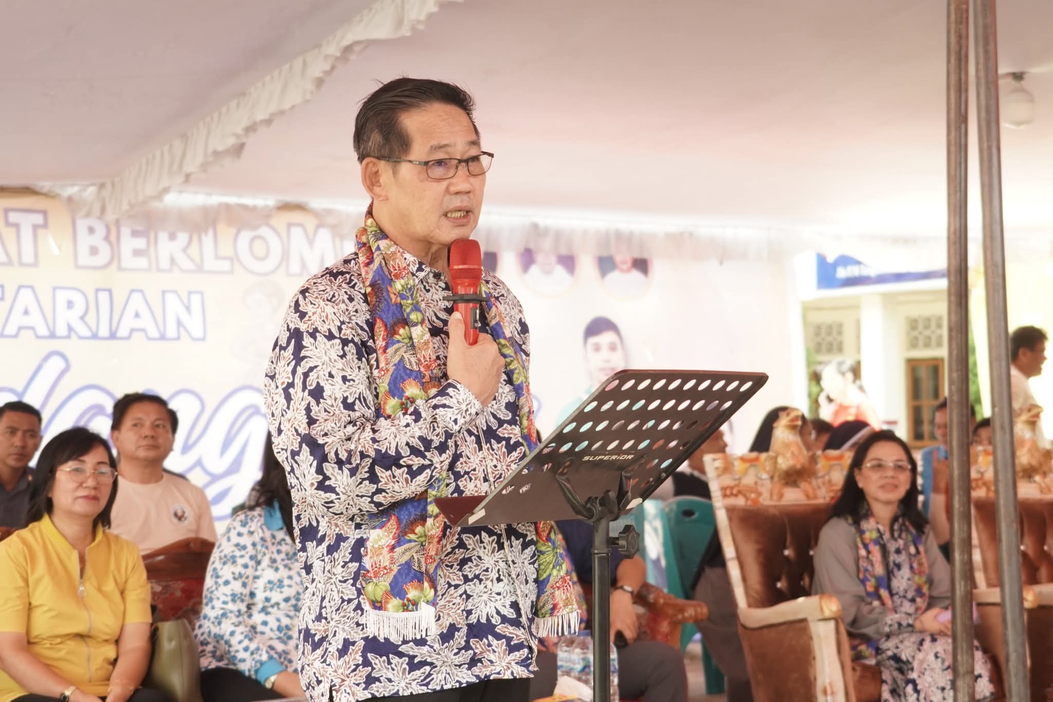 Wali Kota Bitung Hengky Honandar didampingi Ellen Honandar Sondakh membuka kegiatan Pertemuan Ibu-Ibu Katolik se-Kevikepan Tonsea.(Dok Istimewa)