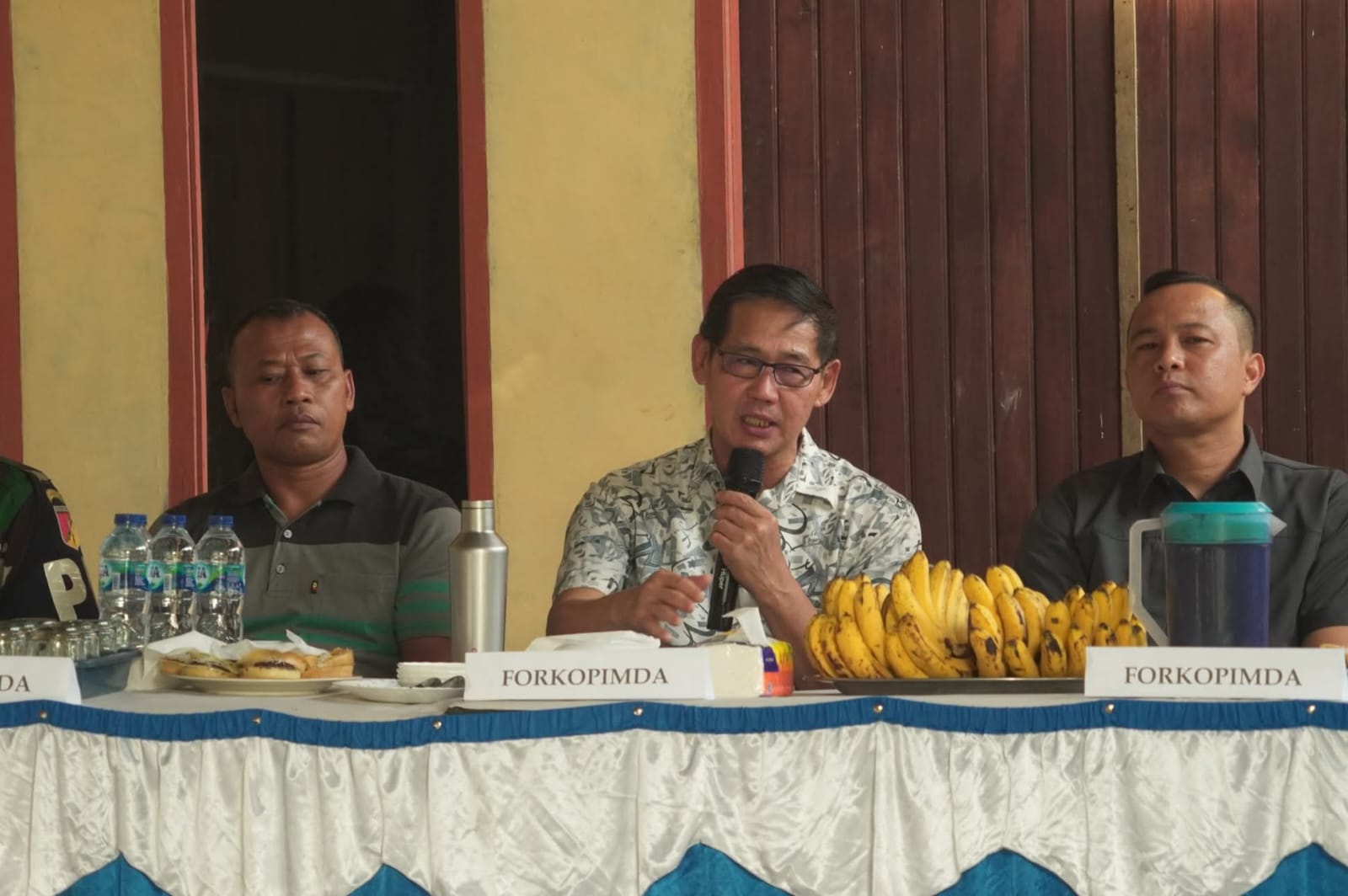 Wali Kota Bitung Hengky Honandar memimpin pertemuan Forkopimda dan masyarakat Kelurahan Duasudara.(Dok Istimewa)