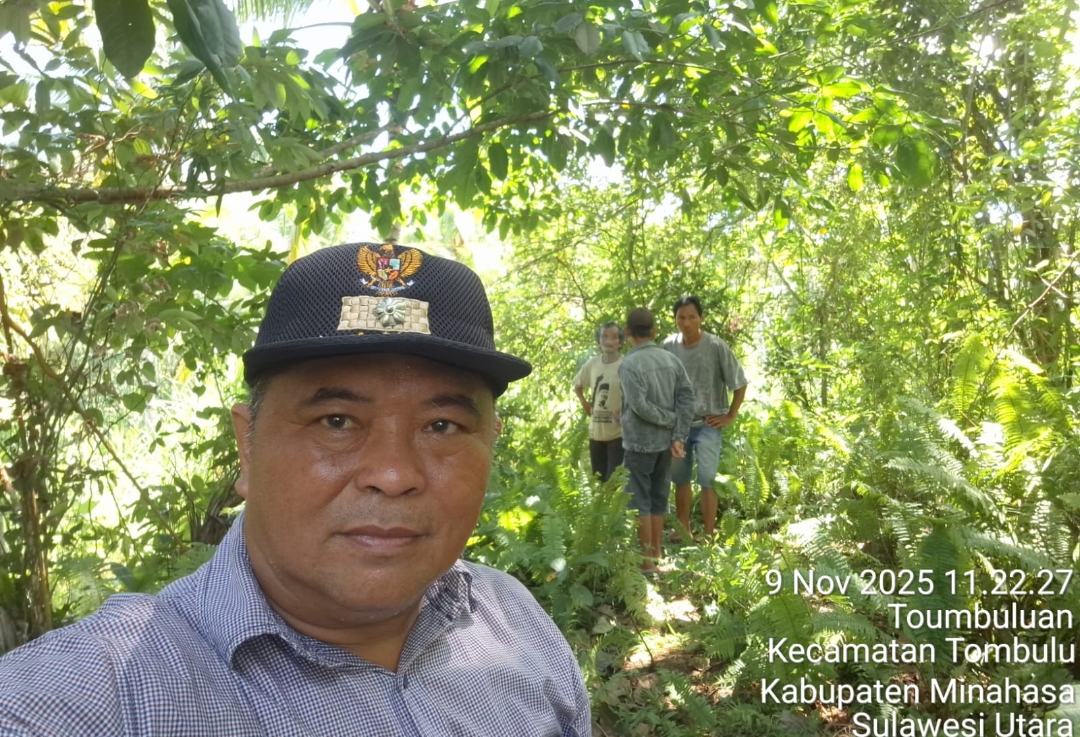 Hukum Tua Tombuluan Minggus Languyu saat memimpin  pencaharian di sekitar tempat bocah itu hilang