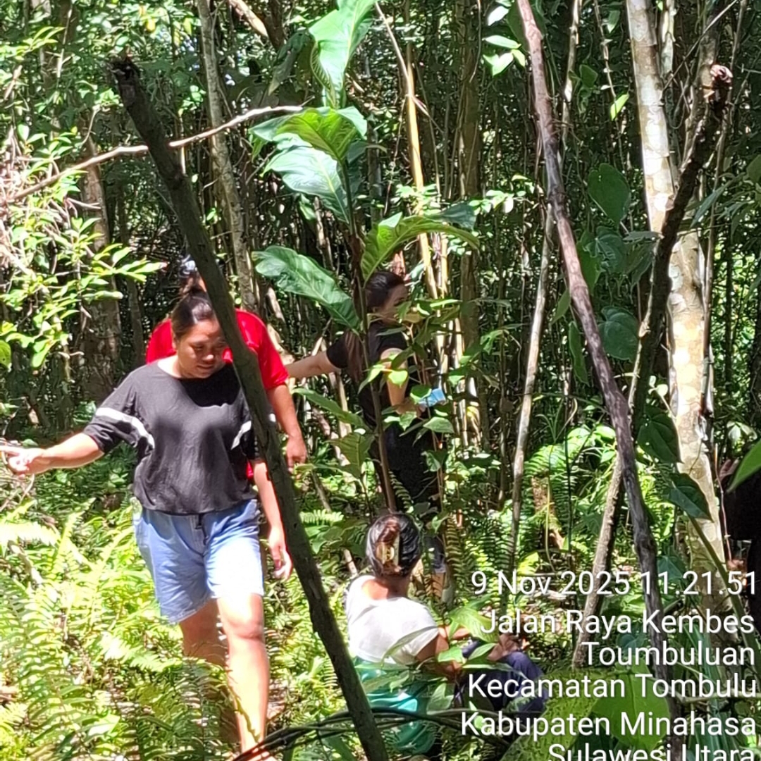 Tampak ibu ibu juga ikut mencari