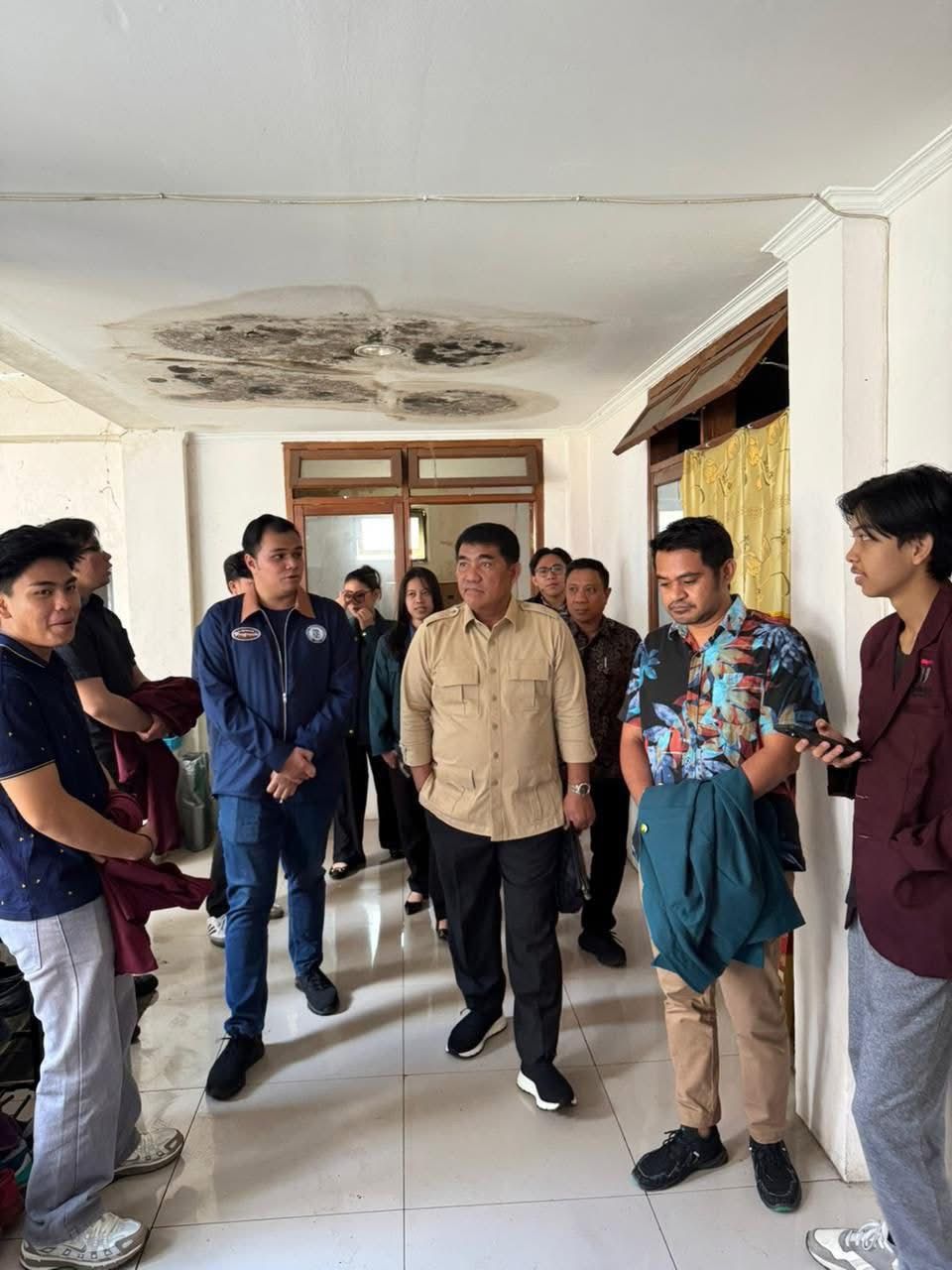 Gubernur Yulius Selvanus ketika mendatangi asrama mahasiswa Sulut di Bandung.