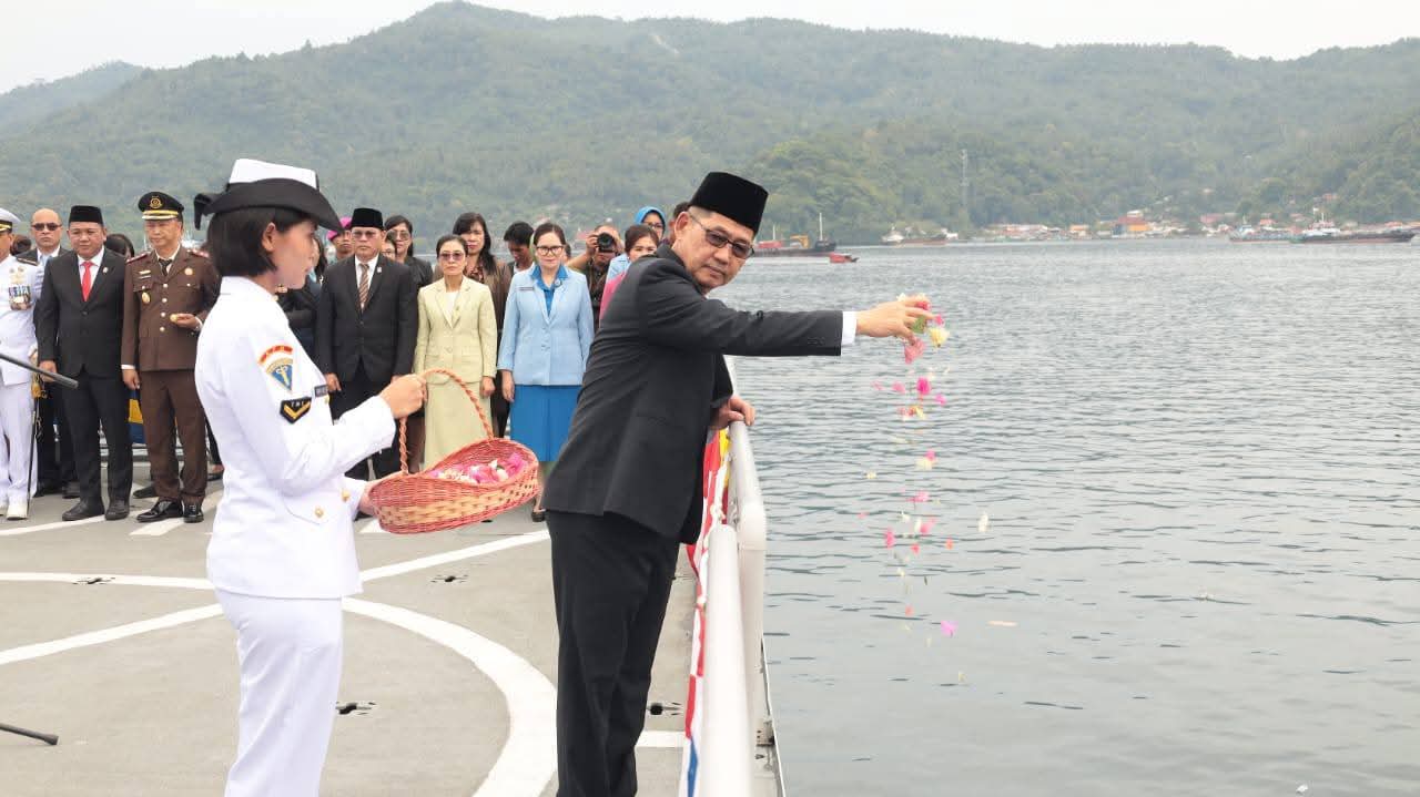 Tabur bunga di laut, yang dilaksanakan di Dermaga Satrol Koarmada VIII Bitung.(Dok Istimewa)