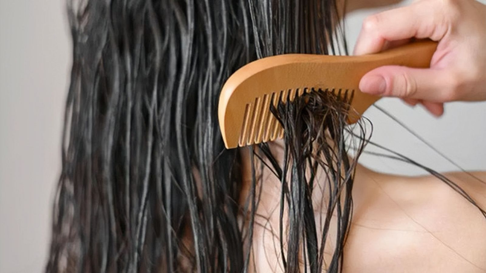 Kelihatan sepele, tapi bahaya! Menguncir rambut basah bisa bikin rusak kulit kepala dan helai rambutmu!