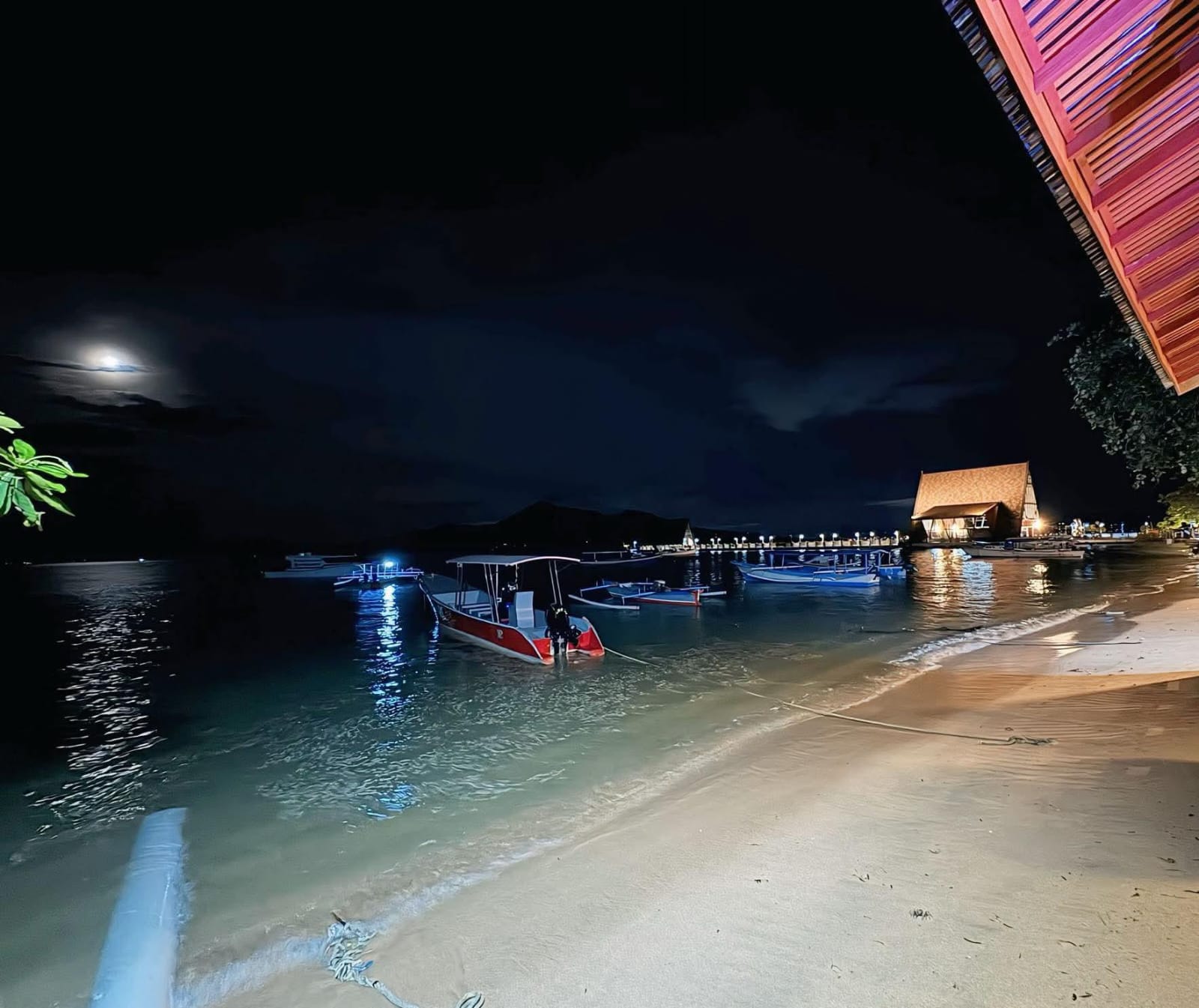 Nampak wajah Pulau Bunaken, Kota Manado, di malam hari.