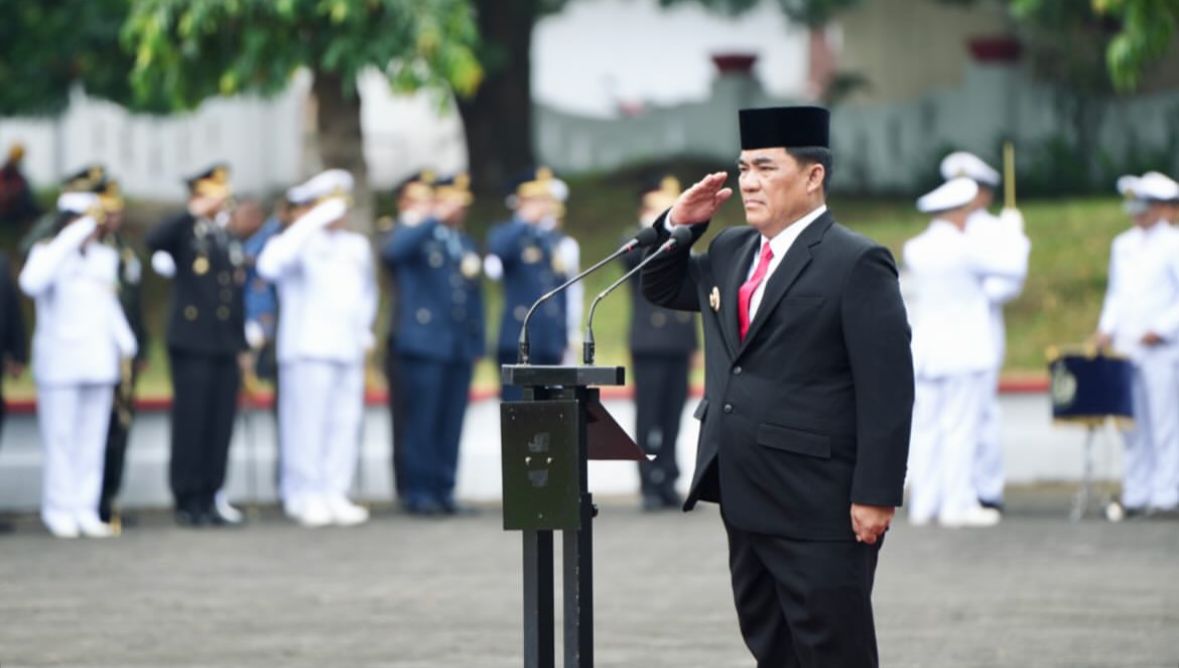 Gubernur Yulius Selvanus memimpin upacara peringatan Hari Pahlawan di TMP, Senin (10/11).