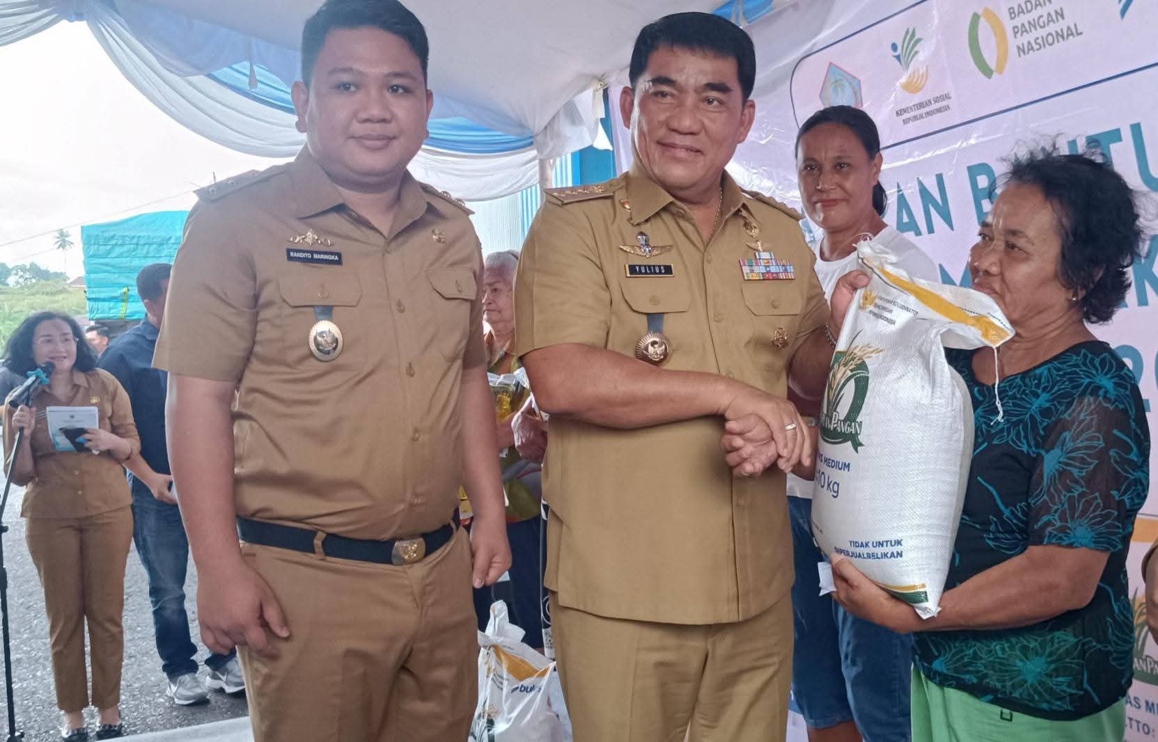 Gubernur Sulut Yulius Selvanus didampingi Wakil Wali Kota Bitung Randito Maringka di sela kegiatan penyaluran Bantuan Pangan Nasional.(Dok Istimewa)