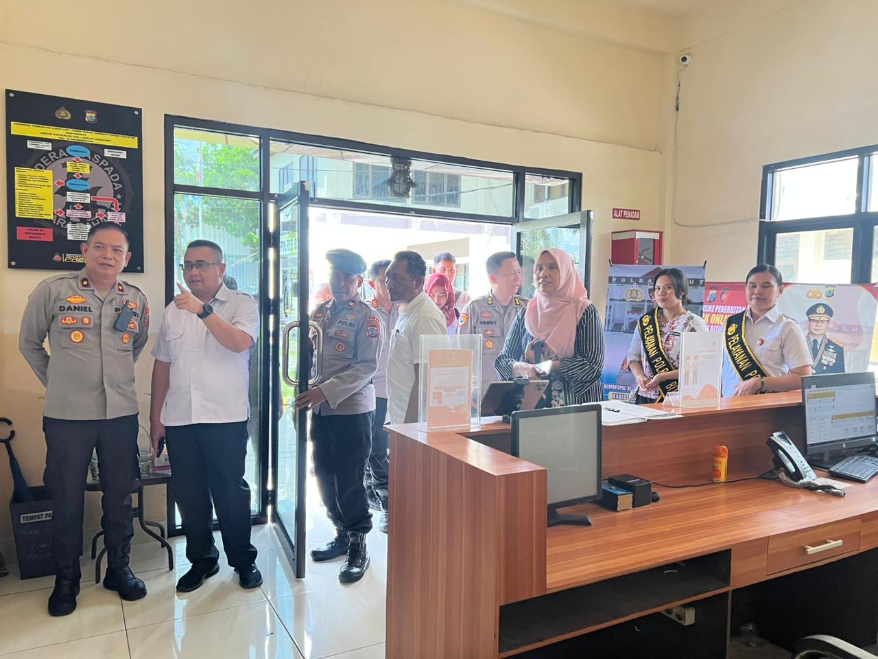 Tim Penilai Internal Polri didampingi Wakapolres Bitung Kompol Johanis Heintje Daniel Korompis saat meninjau ruang SPKT.(Dok Istimewa)