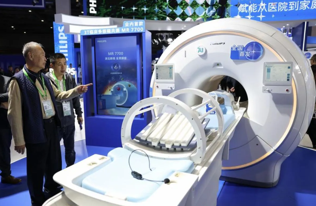 Pengunjung melihat mesin pemindai MR7700 yang debut di China saat CIIE 2025 di Shanghai.