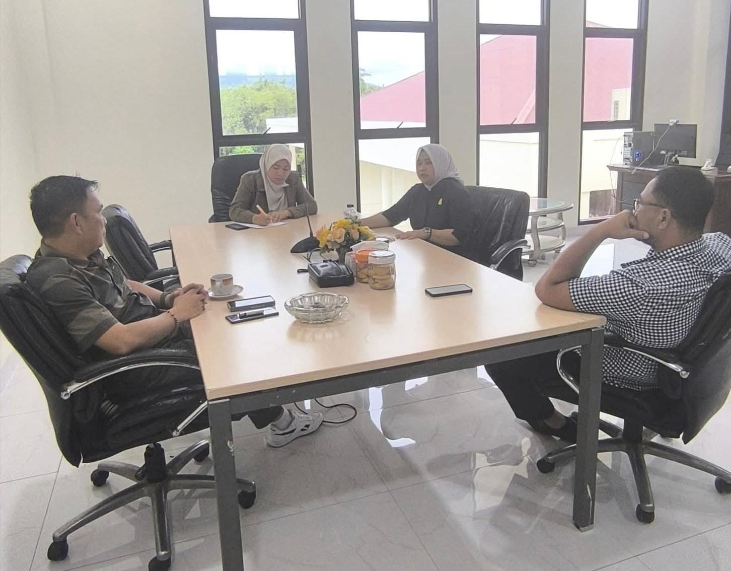 Beberapa anggota DPRD Manado, Senin (10/11) yang membicarakan terkait kasus pemukulan guru terhadap siswa yang diduga mabuk