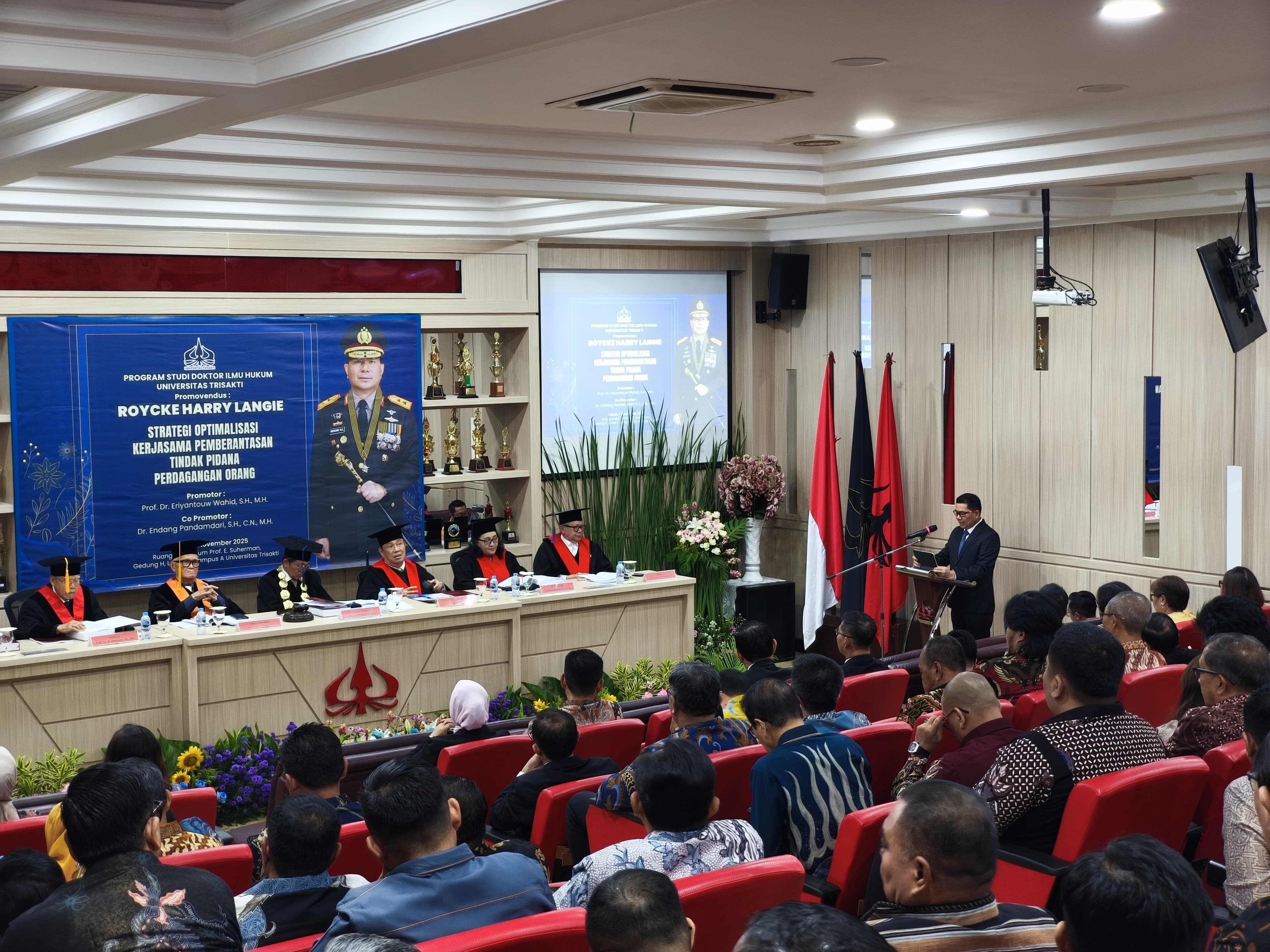 Promosi doktor Irjen Roycke Langie didapat dalam Sidang Terbuka Promosi Doktor Bidang Ilmu Hukum Universitas Trisakti, Selasa (11/11/2025).