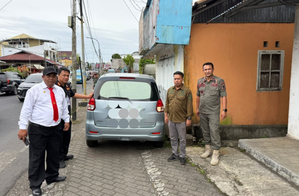 JANGAN DITIRU: Tampak tim gabungan  Penegakan Perda menertibkan kendaraan yang parkir tak sesuai pada tempatnya. Dok istimewa