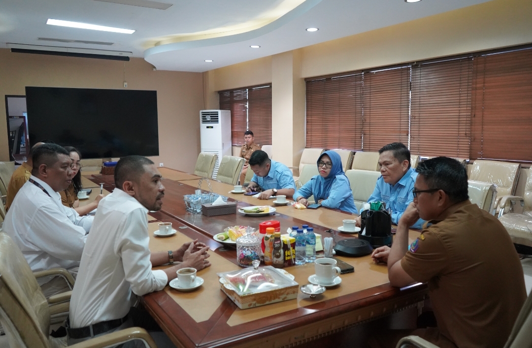 Stafsus Menteri P2MI Ilham Akbar didampingi Kepala BP3MI Sulut Syahrul Afriadi saat audience dengan Sekprov Sulut