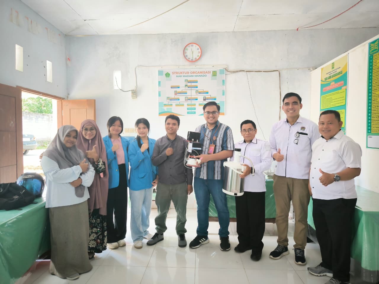 Tim PKM Universitas Negeri Manado bersama siswa MAK Madani Manado saat memperkenalkan alat praktikum destilator elektrik berbasis AR-VR dan AI dalam kegiatan pengabdian masyarakat, Senin (03/11)