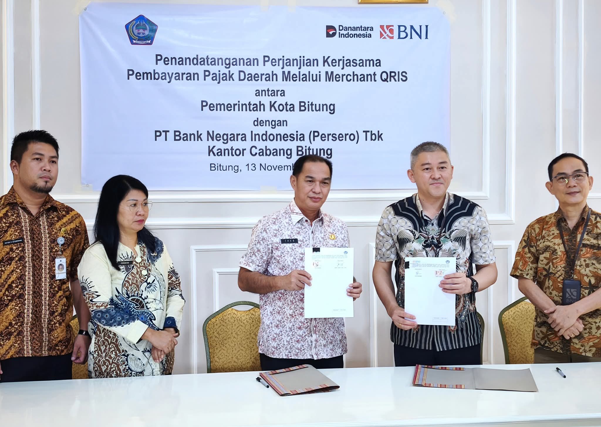 Harvy Sanny Fadly Laoh dan Theo Rorong usai penandatanganan kerja sama pembayaran pajak daerah melalui merchant QRIS BNI.(Dok Istimewa)