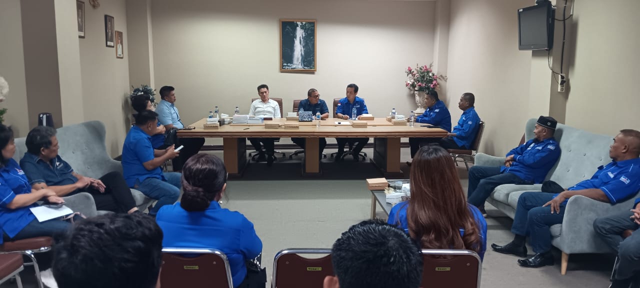 Rapat persiapan Rakerda di Ruang Fraksi Partai Demokrat DPRD Sulut.